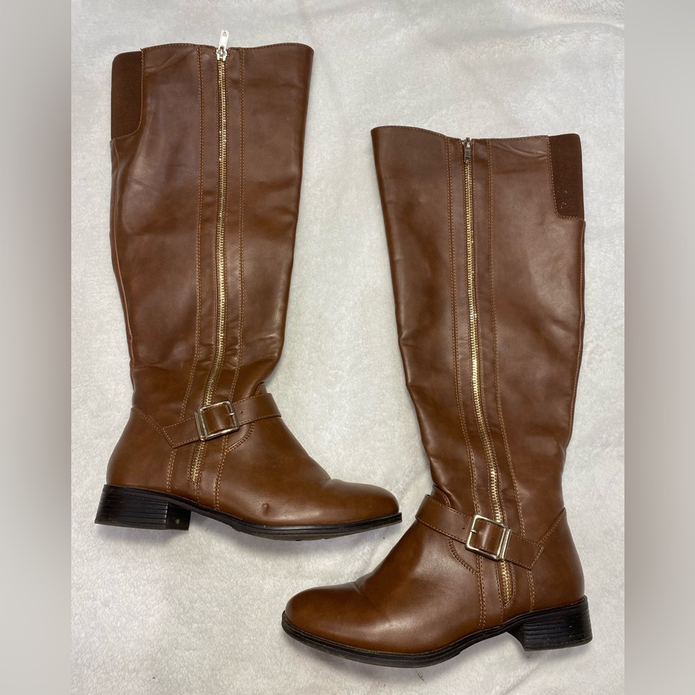 Knee high brown boots with gold zipper